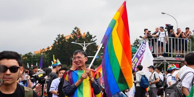 Taiwan court rules in favour of gay marriages
