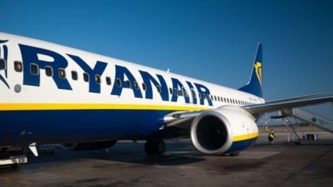 Ryanair strike leading to hundreds of flights cancelled