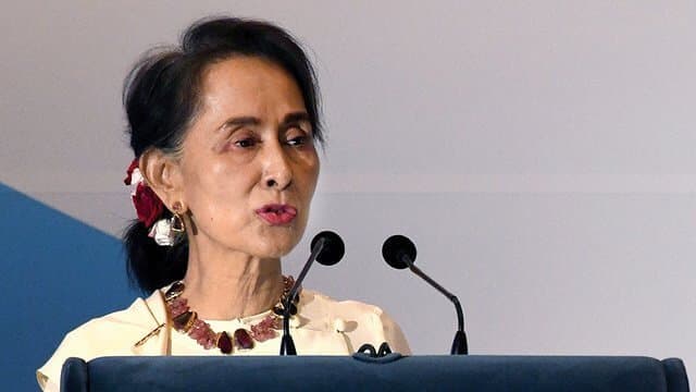 Nobel Peace Prize Winner Suu Kyi Defends Arrest of Journalists