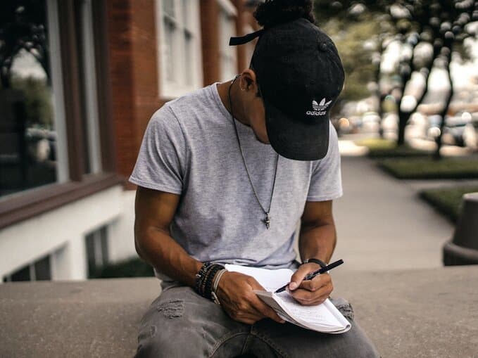 Being a writer: what does it mean and 3 pieces of advice to do it